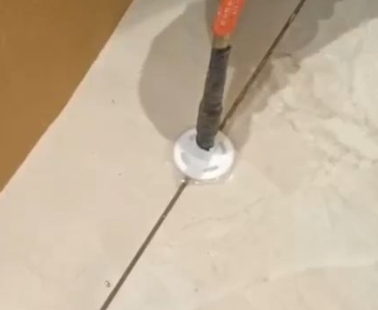 古县瓷砖空鼓维修公司专业解答瓷砖在铺贴过程中，如果没有涂抹均匀到位的粘结材料（如水泥砂浆或瓷砖胶），可能会导致以下问题