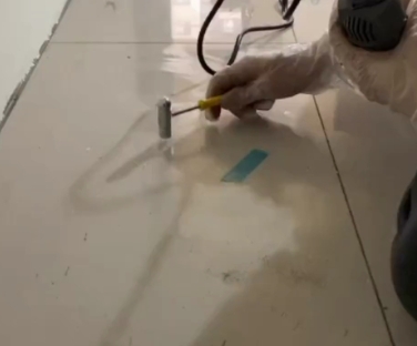 古县瓷砖开裂维修公司专业分享瓷砖在铺贴前如果没有沥干水分，将会导致以下问题